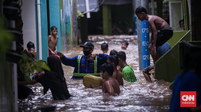 BMKG menjelaskan penyebab hujan lebat hingga sebabkan banjir di sejumlah wilayah.