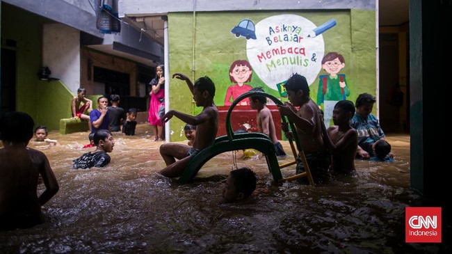 Banjir di wilayah Kebon Pala, Cawang, Jakarta Timur karena luapan Kali Ciliwung akibat kiriman air dari Depok dan Bogor.