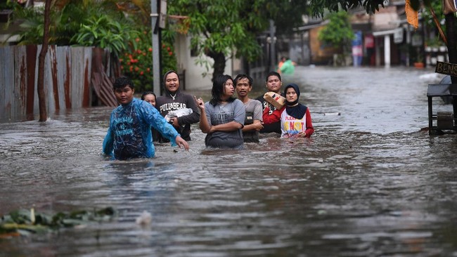 BMKG menjelaskan penyebab hujan lebat hingga sebabkan banjir di sejumlah wilayah.