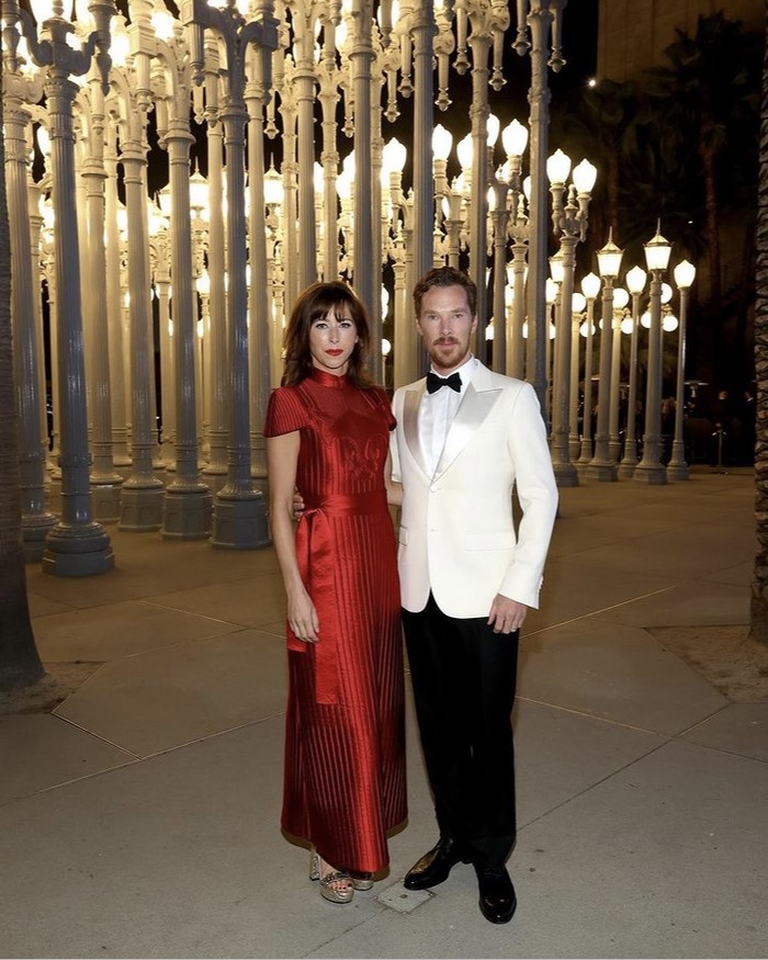Benedict Cumberbatch dan istrinya, Sophie Hunter juga ditemukan dalam deretan tamu. Mengenakan pakaian formal, Sophie tampil bold dalam long dress merah dan Benedict dalam setelan evening wear. Foto: instagram.com/gucci