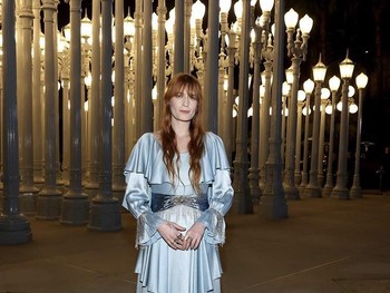 Bergaya vintage dengan gaun biru satin menjuntai dan berdetail ruffle, Florence tampil bak bangsawan era Edwardian. Foto: instagram.com/gucci
