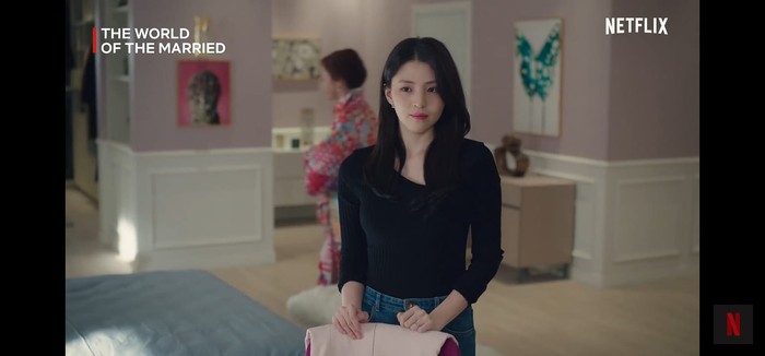Berperan sebagai sosok perempuan cantik di drama The World of The Married berhasil melambungkan nama Han So Hee. Dia begitu piawai memainkan sosok Yeo Da Kyung yang berhasil mengaduk-aduk emosi penonton./Foto: YouTube.com/Netflix Indonesia