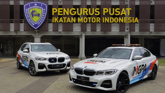 BMW menjadi official car di Sirkuit Mandalika, Lombok. Dua mobil itu yakni mobil listrik BMW 330e M Sport dan BMW X3 xDrive30e.