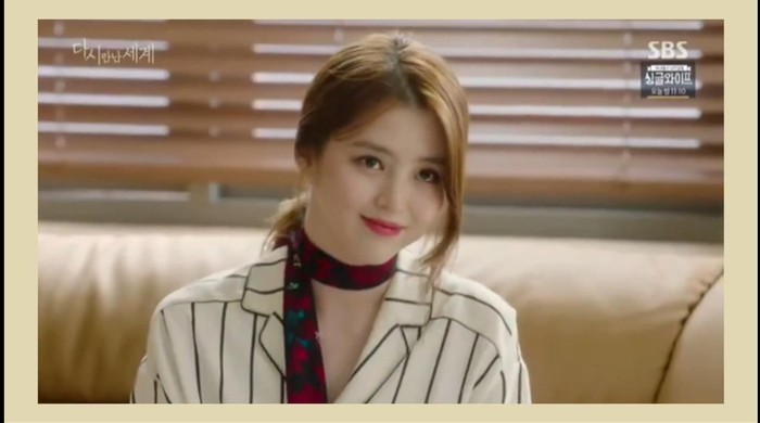Di awal debutnya karir aktingnnya di Han So Hee berperan sebagai jurnalis fashion yang tentunya fashionable dalam drama yang berjudul Reunited Worlds pada tahun 2017./Foto: YouTube.com/ELISA