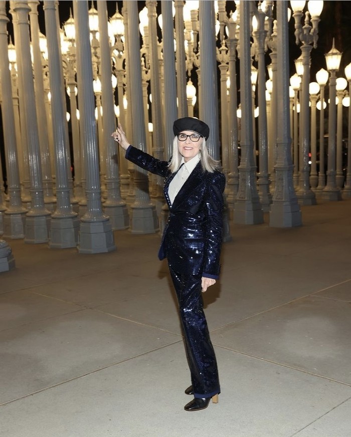 Diane Keaton turut hadir dalam acara mengenakan setelan jas berbahan sequin. Red carpet look miliknya itu dilengkapi beret berwarna hitam dan full frame glasses. Foto: instagram.com/gucci