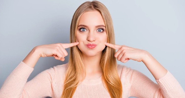 JUNK FOOD HINGGA SENAM WAJAH SAMBIL SENYUM Apa Bunda sedang mencari cara diet mengecilkan pipi? Berikut beberapa cara diet mengecilkan pipi mulai dari makanan hingga senam wajah. Perlu dicoba nih Bunda!