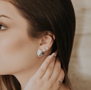 BeauPicks: 5 Foundation Lokal yang Bisa Menyamarkan Pori-pori dan bikin Kulit Wajah Mulus