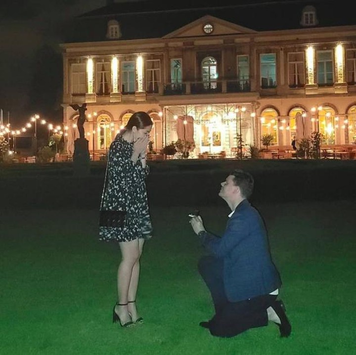 <p>Gracia Indri begitu terkejut ketika sang kekasih melamarnya pada malam hari. Momen romantis ini diunggah ke laman Instagramnya. (Foto: Instagram @graciaz14)</p>