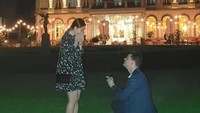 <p>Dalam potret tersebut, Jef terlihat berlutut dan menyodorkan cincin ke sang kekasih. Gracia terlihat kaget sekaligus bahagia, Bunda. (Foto: Instagram @graciaz14)</p>