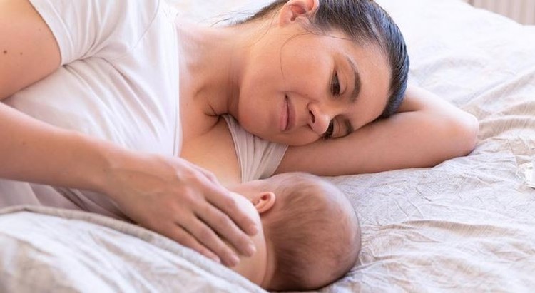 Posisi menyusui harus diperhatikan untuk memastikan Bunda terhindar dari sakit punggung. Simak posisi terbaik menyusui yang bisa Bunda coba di sini, yuk.