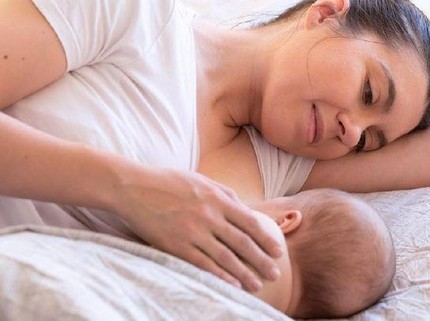 5 Posisi Menyusui Terbaik agar Bunda Terhindar dari Sakit Punggung