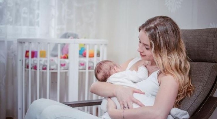 Posisi menyusui harus diperhatikan untuk memastikan Bunda terhindar dari sakit punggung. Simak posisi terbaik menyusui yang bisa Bunda coba di sini, yuk.