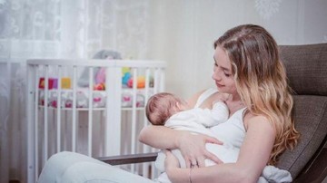BUNDA TIDAK DISARANKAN MENYUSUI DENGAN POSISI DUDUK TEGAK DAN BERDIRI DALAM WAKTU YANG LAMA