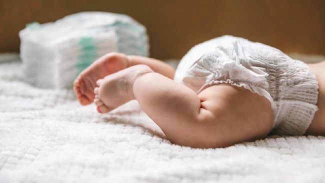 Ruam popok adalah iritasi kulit yang muncul di area kulit bayi yang tertutup popok. Berikut cara mengatasi bayi yang sering terkena ruam popok.