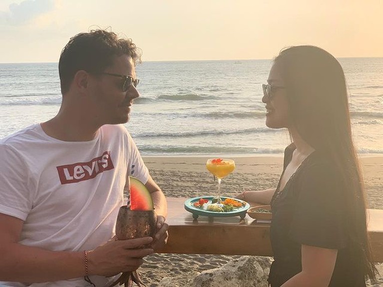 Intip 7 Potret Romantis Gracia Indri Dilamar Sang Kekasih Bule Kabar bahagia baru saja dibagikan oleh Gracia Indri yang dilamar oleh kekasih bulenya, Jefri. Yuk intip momennya!