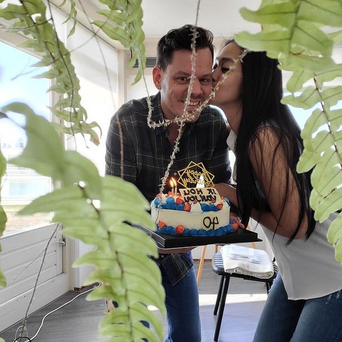 Kabar bahagia baru saja dibagikan oleh Gracia Indri yang dilamar oleh kekasih bulenya&comma; Jefri&period; Yuk intip momennya&excl;