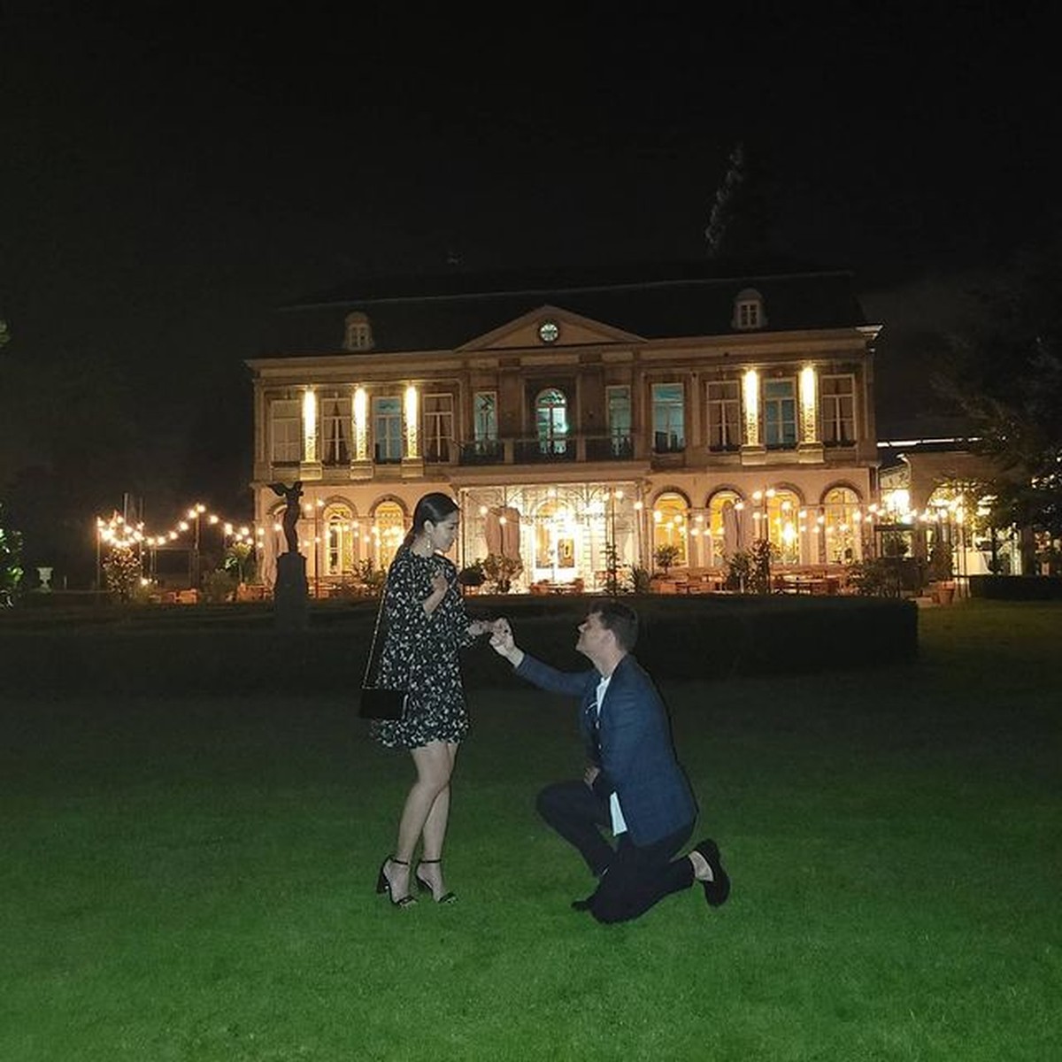 Kabar bahagia baru saja dibagikan oleh Gracia Indri yang dilamar oleh kekasih bulenya&comma; Jefri&period; Yuk intip momennya&excl;