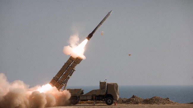 Kantor berita Iran melaporkan Garda Revolusi sudah meluncurkan serangan udara ke wilayah pendudukan Israel.