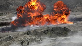 FOTO: Iran Gelar Latihan Militer Dekat Jalur Minyak Strategis