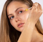 BeauPicks: 3 Serum dengan Kandungan Propolis yang Bikin Kulit Jadi Super Kenyal dan Glowing