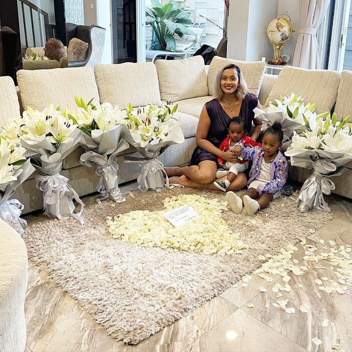 <p>Kimmy sering membagikan fotonya dengan kedua buah hatinya, Akira dan Dominic. Saat perayaan ulang tahun pernikahan yang ketiga, nampakya Kimmy mendapat kejutan manis dari Greg nih, Bunda. (Foto: Instagram @kimmyjayanti)</p>