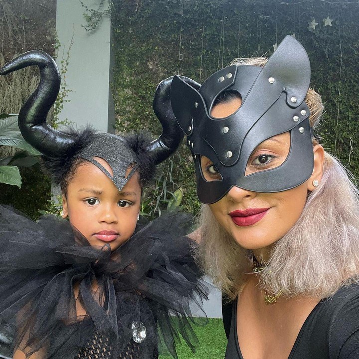 <p>Sedangkan pada Haloween tahun ini, keluarga Kimmy dan Greg memilih merayakan dengan pesta kostum bertema Maleficent. Wah, Si Kecil Akira nampak total dengan telinga Maleficent yang ikonik ya. (Foto: Instagram @kimmyjayanti)</p>
