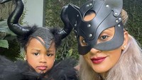 <p>Sedangkan pada Haloween tahun ini, keluarga Kimmy dan Greg memilih merayakan dengan pesta kostum bertema Maleficent. Wah, Si Kecil Akira nampak total dengan telinga Maleficent yang ikonik ya. (Foto: Instagram @kimmyjayanti)</p>