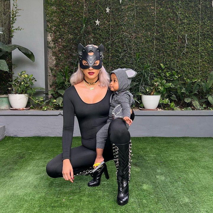 <p>Dominic pun enggak ketinggalan ikut pakai kostum yang lucu. Bunda Kimmy memakai topeng kucing, dan Dominic pun mengenakan kostum bat atau keleleawar. (Foto: Instagram @kimmyjayanti)</p>