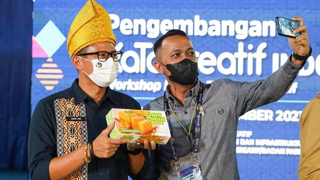 Menpar Sandiaga Uno mendorong pelaku ekonomi kreatif di Sumatera Utara mengikuti program Gerakan Nasional Bangga Buatan Indonesia.