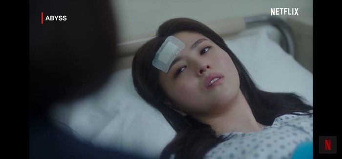 Meski belum mendapat peran utama di drama Abyss, melalui perannya sebagai gadis yang sangat menyayangi Ibunya Han So Hee sukses memerankan Jang Hui Jin, tunangan sang karakter utama./Foto: YouTube.com/Netflix Indonesia