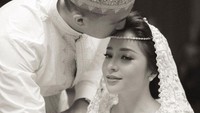 <p>Indra Priawan tampak sangat bahagia dengan kehamilan istrinya. Ia mencium kening Nikita Willy dengan sangat romantis, Bunda. (Foto: Instagram @nikitawillyofficial94)</p>