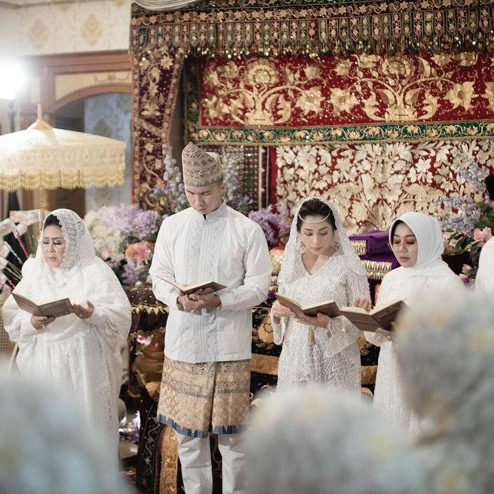 <p>Untuk mensyukuri kehamilan Nikita Willy, mereka menggelar acara 4 bulanan serta pengajian yang dihadiri oleh kerabat dekat dan keluarga. (Foto: Instagram @nikitawillyofficial94)</p>