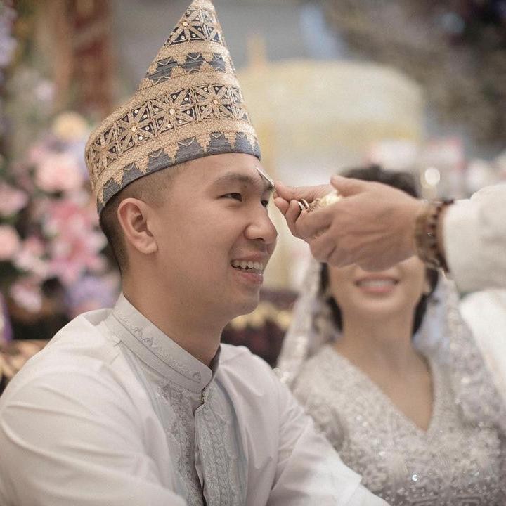 <p>Tak hanya Nikita Willy, Indra Priawan juga tidak bisa menahan senyumnya pada hari bahagia tersebut. (Foto: Instagram @nikitawillyofficial94)</p>