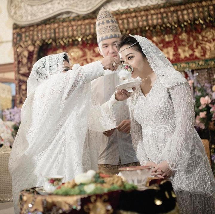 <p>Di acara itu, Nikita Willy dan suaminya mengikuti sejumlah prosesi adat Lampung yang biasa dilakukan di acara 4 bulanan. (Foto: Instagram @nikitawillyofficial94)</p>