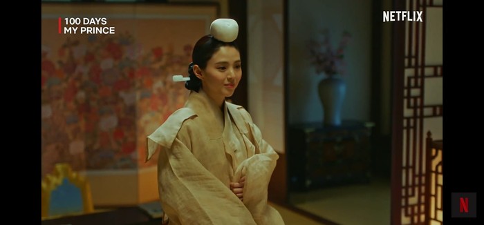 Pada drama 100 Days My Prince dia berperan sebagai seorang putri mahkota bernama Kim So Hye yang dimanfaatkan oleh ayahnya. Han So Hee sangat terlihat cantik dalam balutan Hanbok dalam drama tersebut./Foto: YouTube.com/Netflix Indonesia