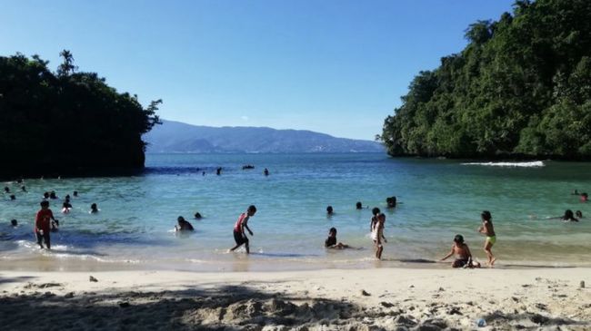 Belum banyak yang tahu, kalau di Kota Jayapura, Papua, selain ada Pantai Holtekamp, ada juga Pantai Pasir 2 Holtekamp.