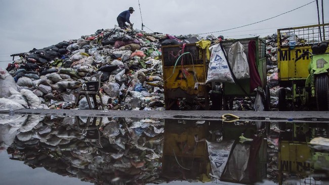 Kantong darah bertuliskan HIV ditemukan di Tempat Pembuangan Sampah (TPS) Junok. PMI Bangkalan meminta maaf atas kelalaian ini.