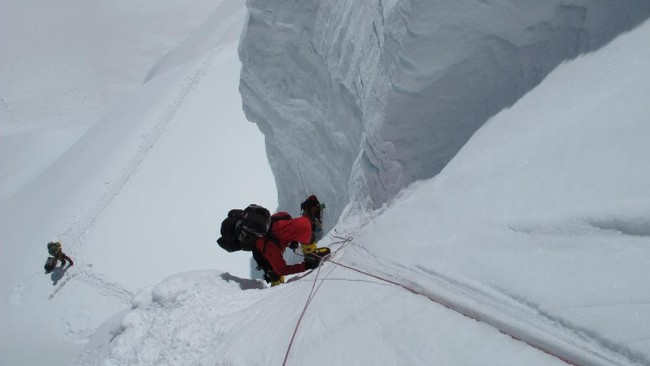 Seorang pendaki asal Nepal, Phunjo Lama, baru saja memecahkan rekor dunia untuk pendakian Gunung Everest sebagai pendaki wanita tercepat.