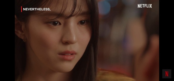 Setelah menjadi peran antagonis di drama sebelumnya, Han So Hee kemudian menjelma menjadi sosok Yoo Na Bi. Perempuan dari jurusan seni, mudah jatuh cinta, dan naïf di drama serial Netlix Neverthless bersama aktor Song Kang/Foto: YouTube.com/Netflix Indonesia