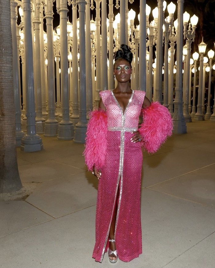 Setelah muncul sebagai model dalam runway Gucci Love Parade, Jodie Turner-Smith kembali tampil di hadapan publik pada LACMA Gala. Ia mengenakan gaun neon pink dipercantik high jewelry dari Gucci, koleksi Hortus Deliciarum. Foto: instagram.com/gucci