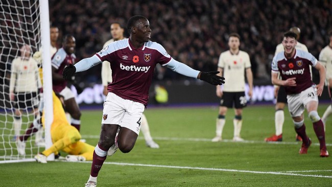 West Ham United memperbaiki peringkat di klasemen Liga Inggris setelah menghajar Liverpool 3-2 pada pekan ke-11 di Stadion London, Minggu (7/11).