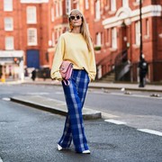 Nggak Pernah Gagal, Ini Ide Tampil Fashionable dengan Celana Jeans Lebar dan Sneakers