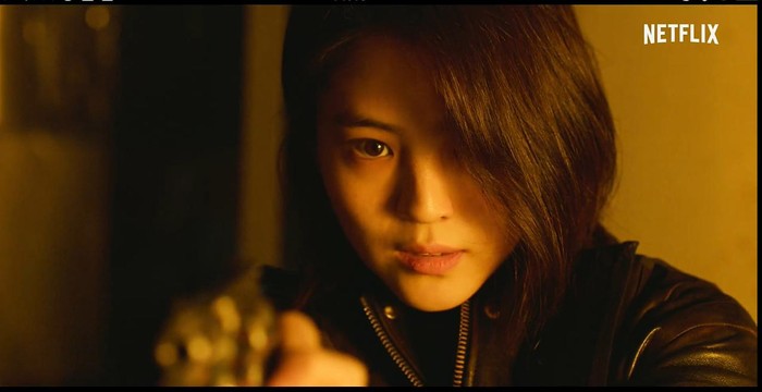 Terbaru dalam serial Netflix berjudul My Name, Han Soo Hee kembali mengejutkan penggemarnya dengan karakter perempuan 'badass' bernama Jiwoo. Han So Hee pun menerima banyak pujian dari netizen atas totalitasnya dalam drama ini./Foto: YouTube.com/Netflix Indonesia