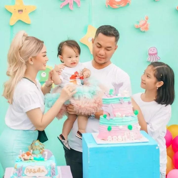 <p>Beberapa waktu yang lalu, Zaskia Gotik dan suami, yakni Sirajuddin Mahmud merayakan ulang tahun buah hati mereka yang bernama Arsila Bungalia Sirkiani, Bunda. (Foto: Instagram @zaskia_gotix)</p>