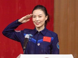 Aksi Astronaut Wanita China Pertama di Luar Angkasa