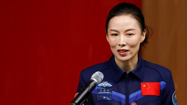 Wang Yaping jadi wanita China yang pertama selesaikan misi luar angkasa hingga keluar dari modul inti bumi.