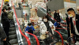 FOTO: Warga Serbu Toko Pertama Uniqlo di Beijing
