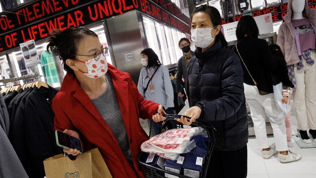 Uniqlo memutuskan menyetop operasional toko mereka di Rusia. Uniqlo tercatat memiliki 50 gerai di Rusia.