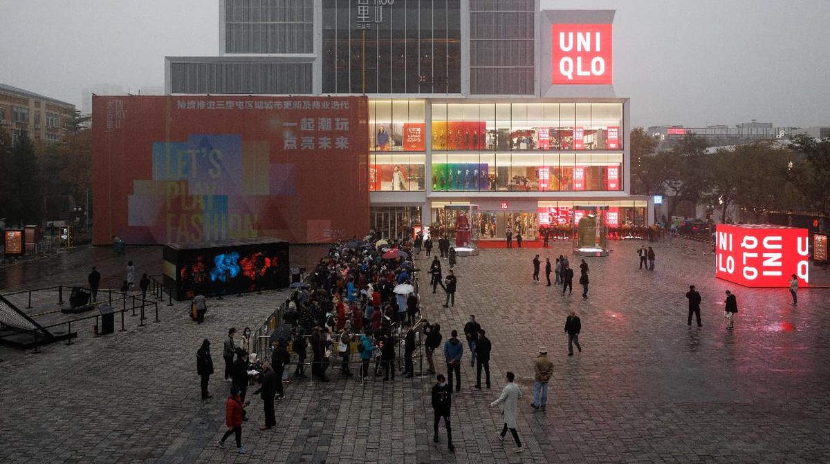 FOTO: Warga Serbu Toko Pertama Uniqlo di Beijing
