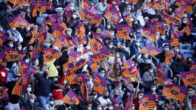 Terkenang Messi, Fan Barcelona Hina PSG dalam Perkenalan Xavi